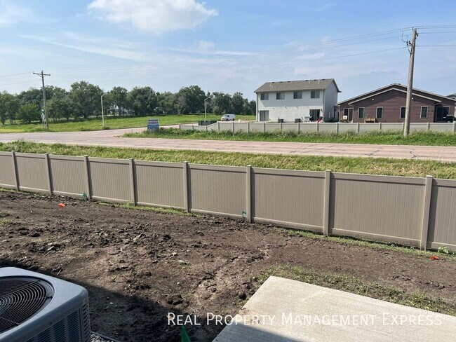 Building Photo - 3 Bedroom 1.5 Bathroom Townhome