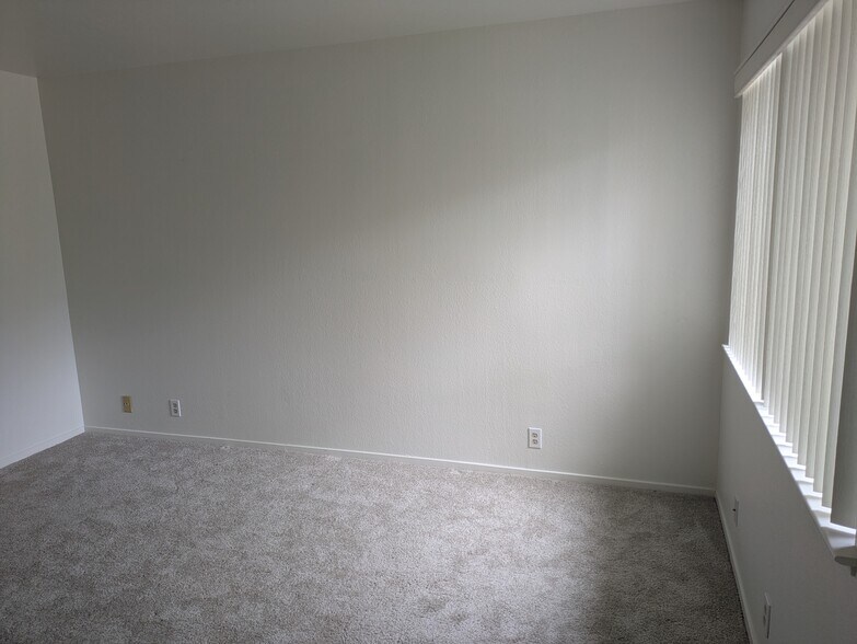 primary bedroom - 887 Marigold Ct