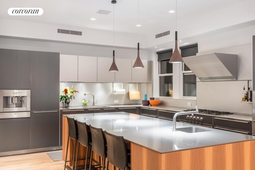 Building Photo - 430 W 116th St