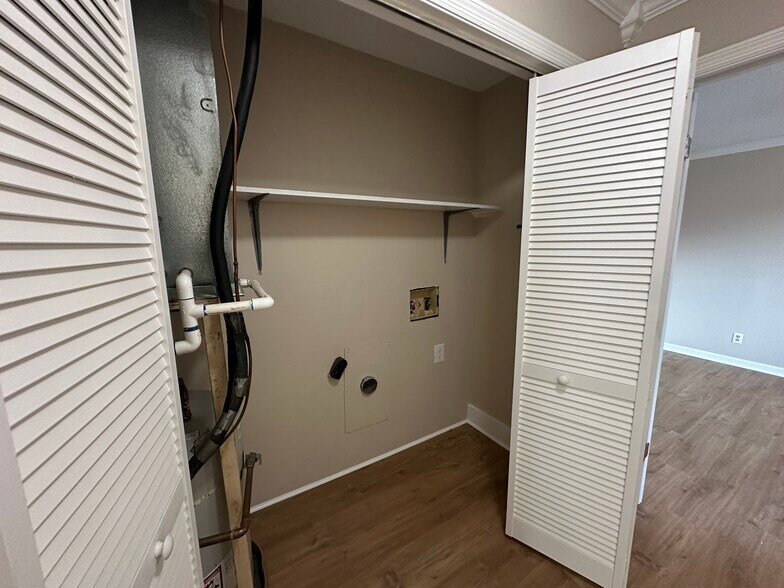 Building Photo - 2145 Westmead Dr SW