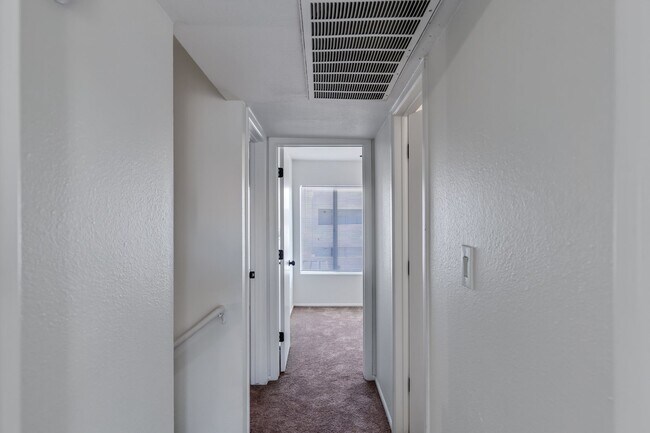 Building Photo - 3840 N 43rd Ave
