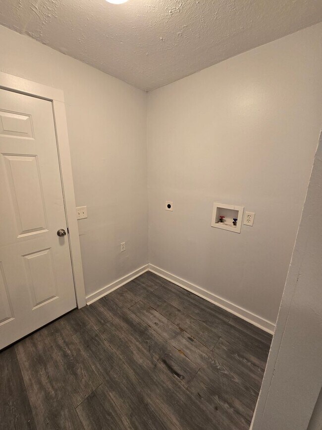 Building Photo - 3 BEDROOM SINGLE FAMILY