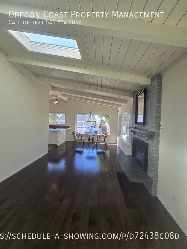 Building Photo - 2826 NW Oar Ave