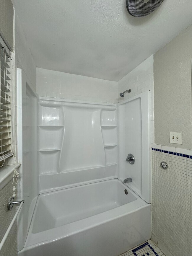 Building Photo - 409 E Lilly Ln