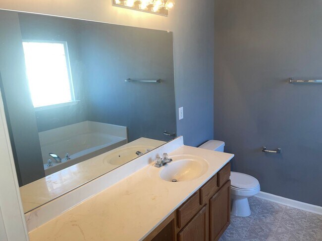 Building Photo - Move In Special On Beautiful 3 Bedroom Home!