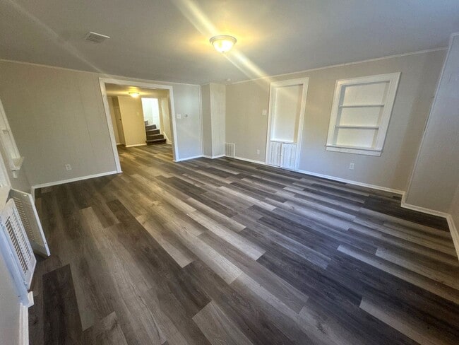 Building Photo - Roomy 3-Bedroom Home with Big Yard!