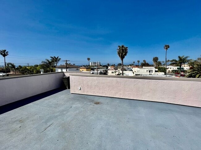 Building Photo - VIEWS VIEWS VIEWS From This Townhome With ...