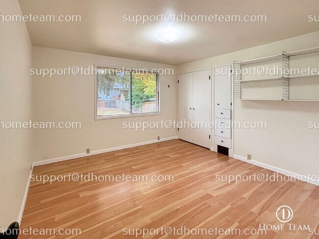 Building Photo - "Spacious 4-Bedroom Duplex with 2 Full Bat...
