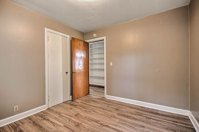 Building Photo - 3 Bedroom / 1 Bath Home