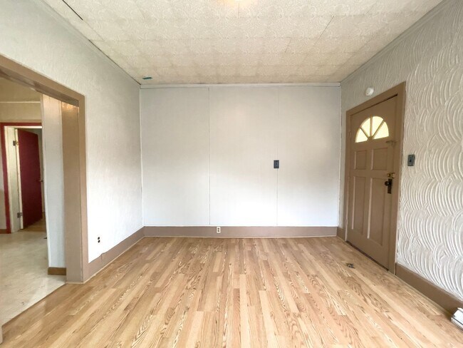 Building Photo - 1810 E 6th St