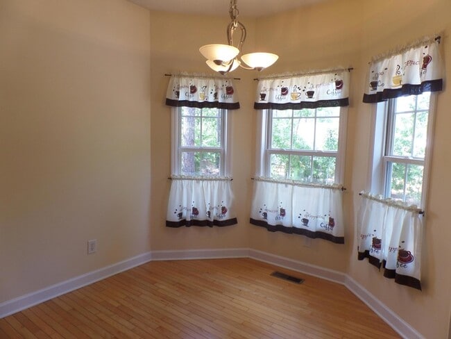 Building Photo - 10 Sawmill Rd W