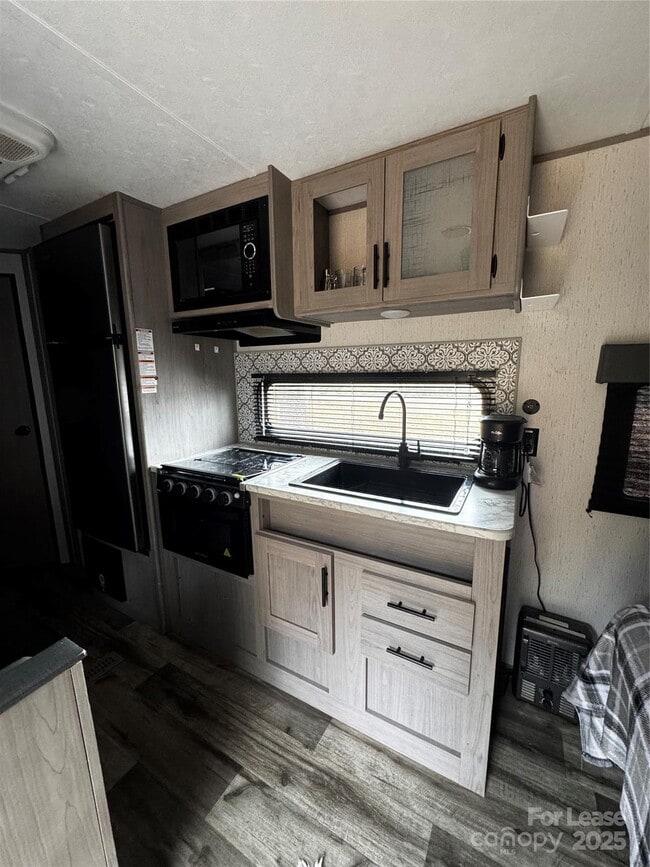 Building Photo - 404 Moss Springs Rd