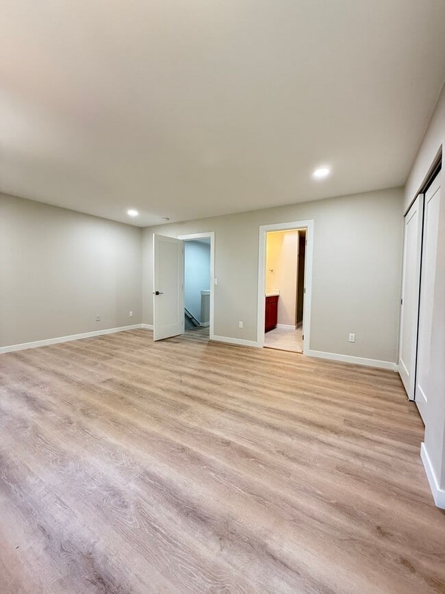 Building Photo - Fully Remodeled Silver Firs Townhome for R...