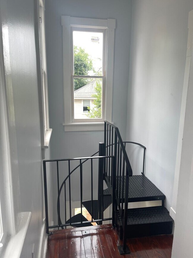 Building Photo - Newly Renovated Tri-Plex Near Forsyth