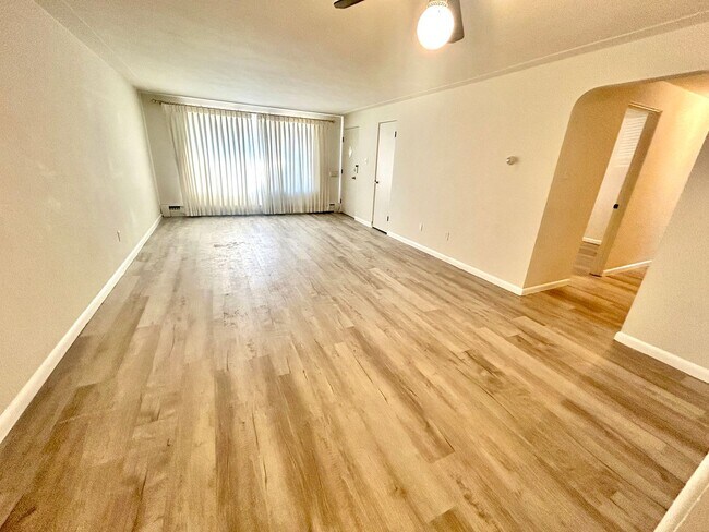 Building Photo - 4 Bedroom Ranch House - Prime Location Min...