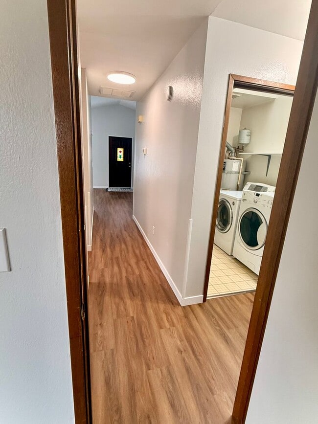 Building Photo - Live in Sunny Land! Updated 2 Bedroom with Great Amenities Available NOW!