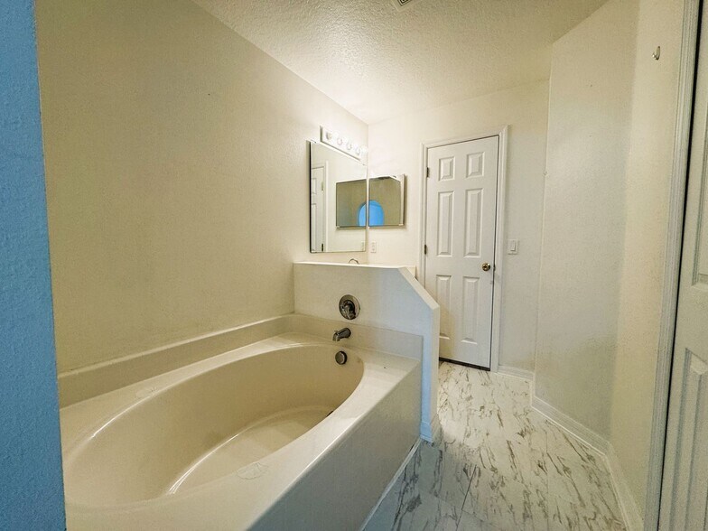Building Photo - Your Dream Home Awaits in North Port!