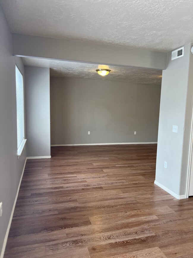 Building Photo - BEAUTIFUL 2 Bed 1 bath Continental condo w...