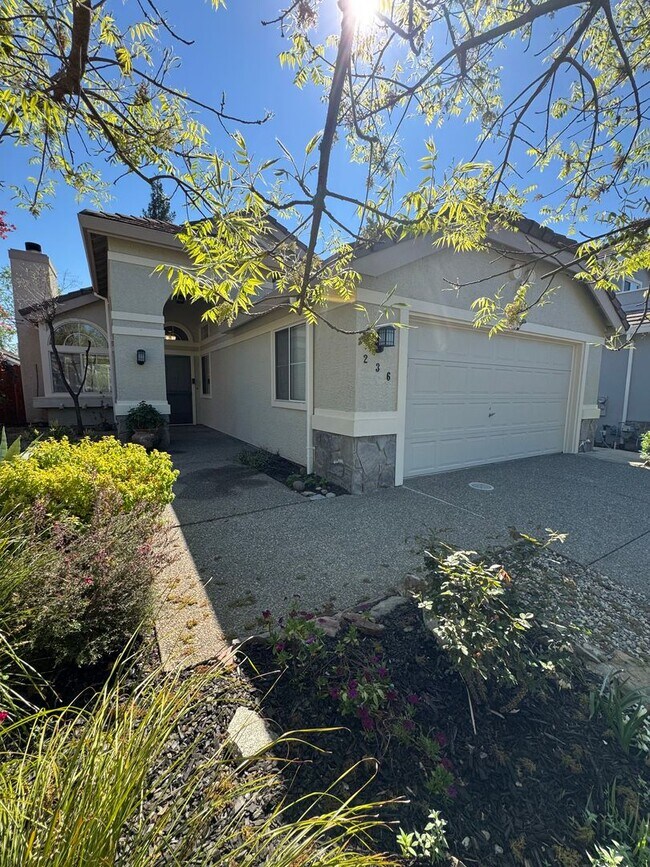 Building Photo - Move-In Ready 3-Bed, 2-Bath Home in Roseville! SEE VIDEO