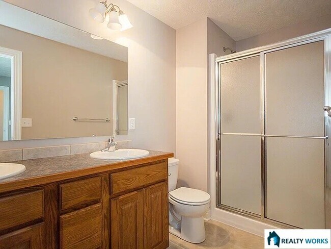 Building Photo - Spacious 4 Bed, 3 Bath Townhome with finished Basement