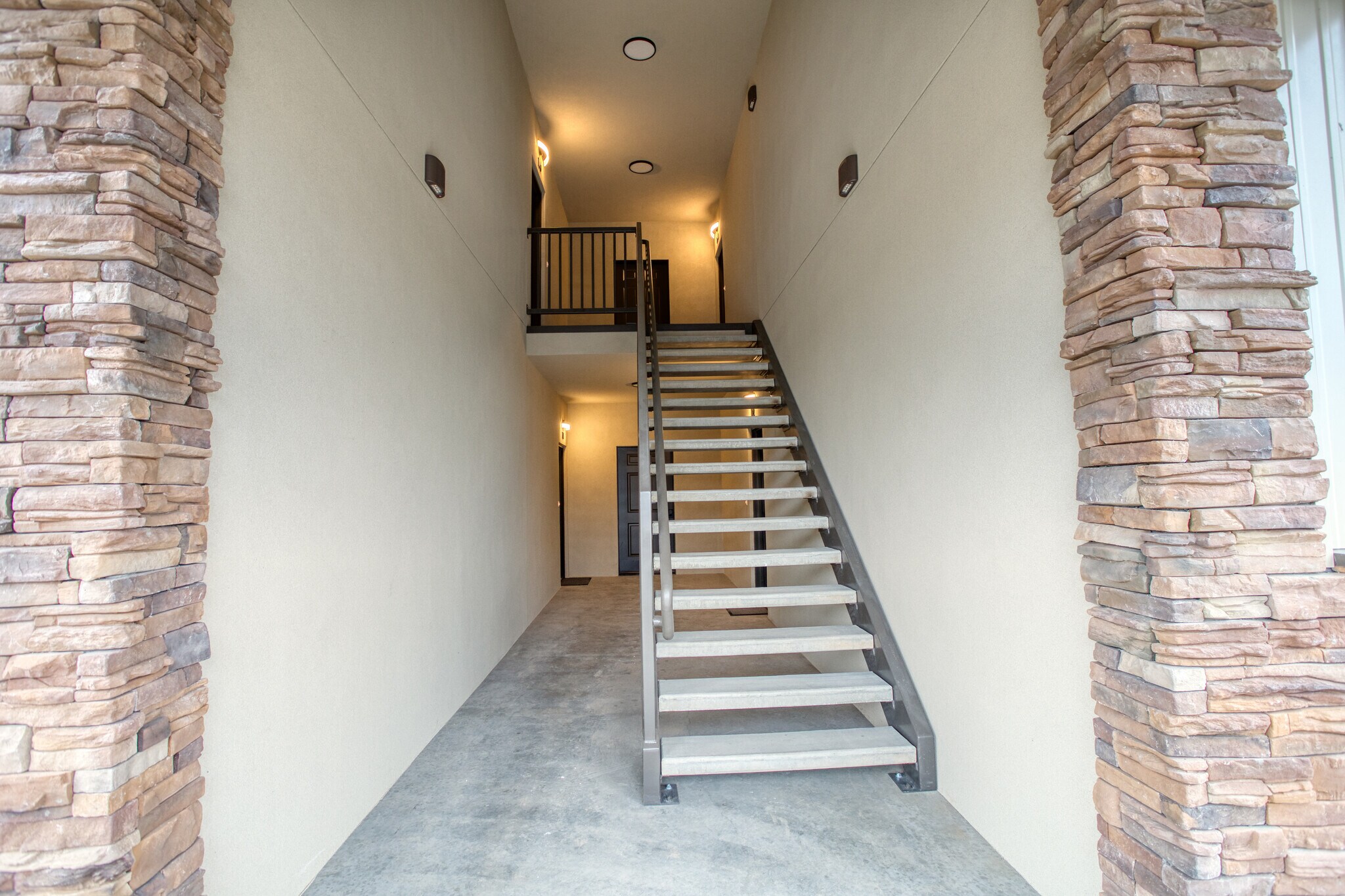 Entry - 731 W 6th St S