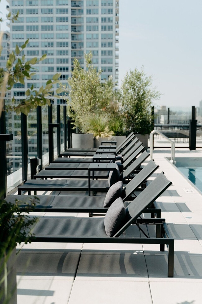 Building Photo - 755 S Clark St