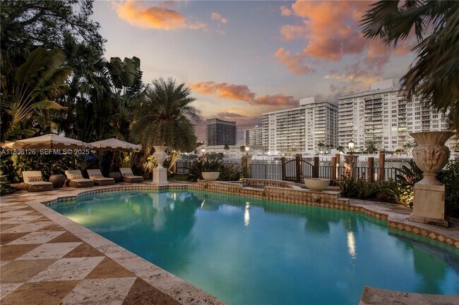 Building Photo - 5801 Pine Tree Dr