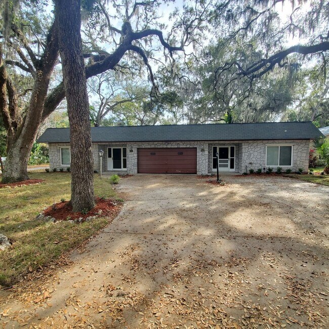 Building Photo - "Charming 3-Bed Home with Ample Space and Modern Comforts in New Port Richey!"