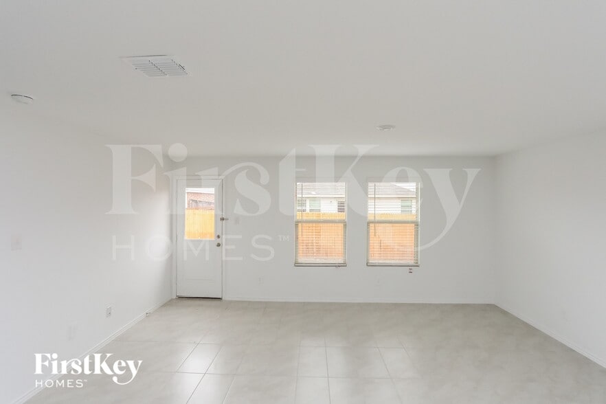 Building Photo - 1141 Crestview Dr