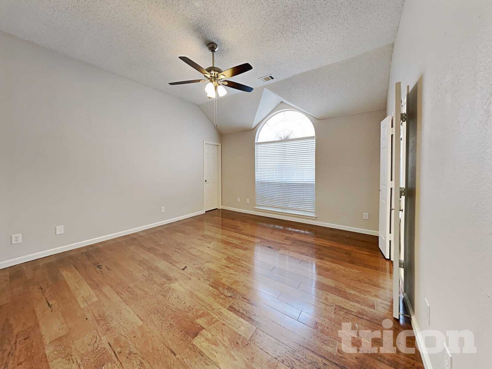 Building Photo - 1041 Essex Dr