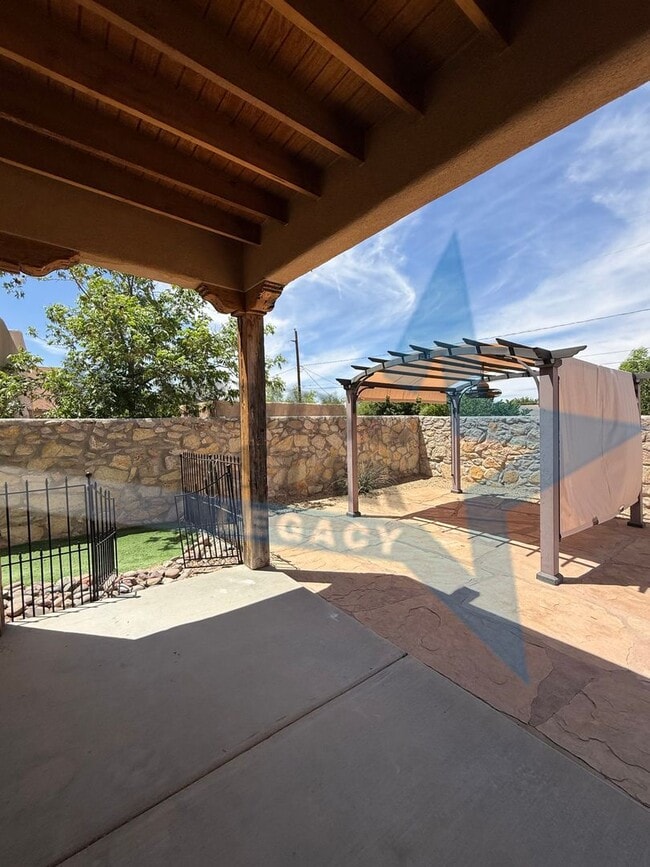 Building Photo - 4-Bedroom Home - New Carpet & Fresh Paint!