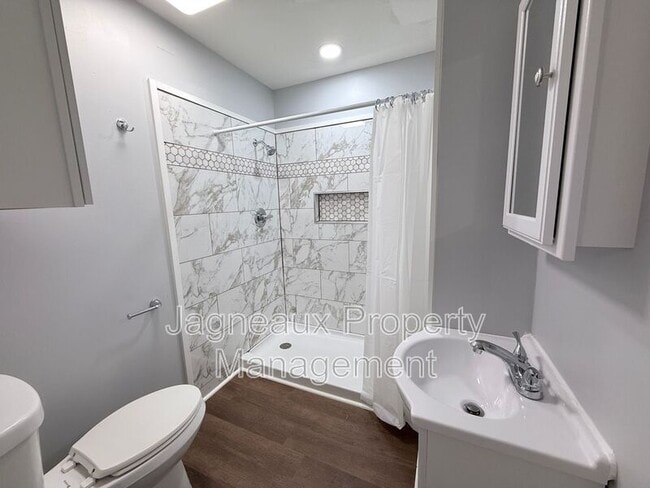 Building Photo - 3502 Center St