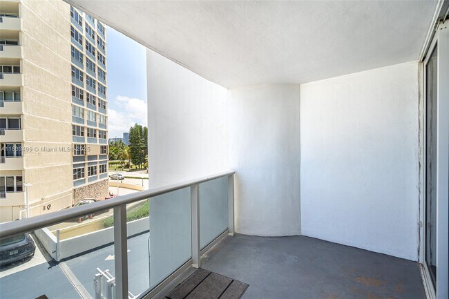 Building Photo - 3140 S Ocean Dr