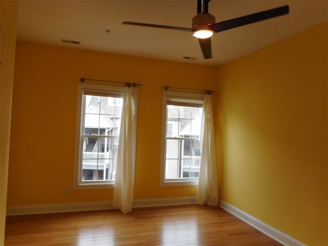 Building Photo - 204 Seneca Way