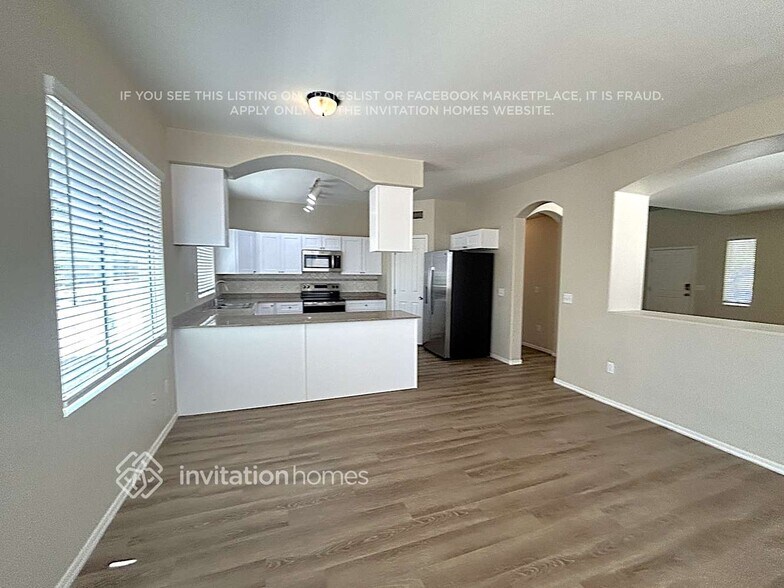 Building Photo - 7421 S 40th Ln