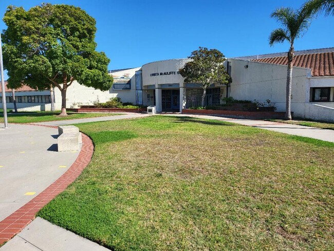 Building Photo - Marina Victoria Townhouse, garage & pool