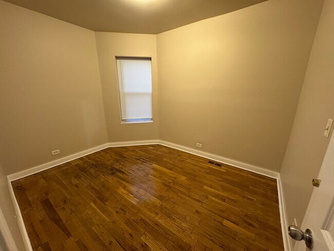 Building Photo - 4827 W Van Buren St