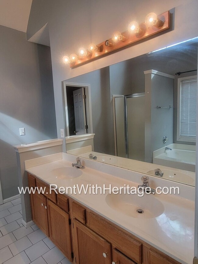 Building Photo - WOW!!...GORGEOUS HOME/HARDWOOD FLOORS/ UPGRADES GALLORE / SWIM - TENNIS