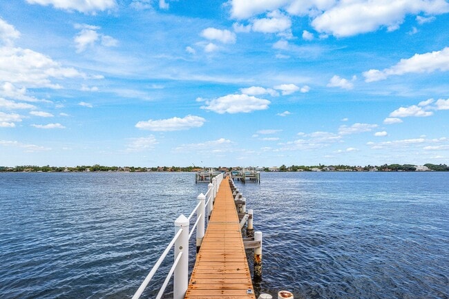 Building Photo - 1206 S Lake Dr