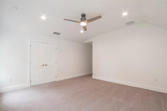 Building Photo - 616 W Dittmar Rd