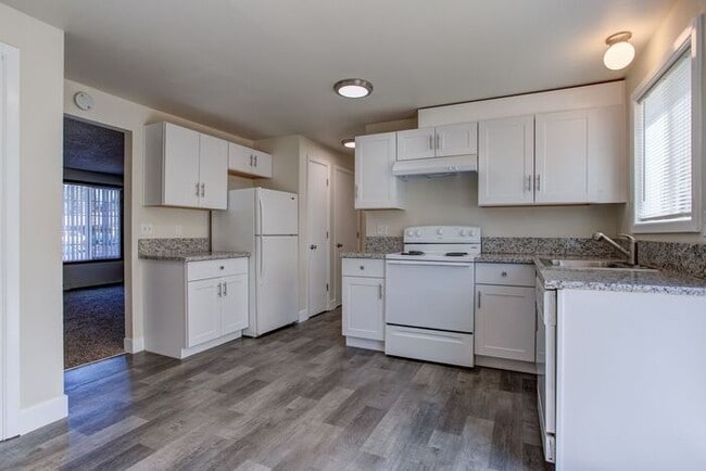 Building Photo - 3 bedroom 2 bath townhouse downtown Hillsboro!