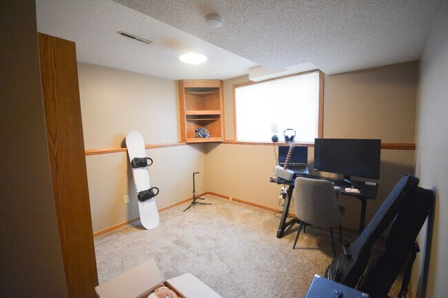 Building Photo - End-of-Cul de Sac 4 Bed 2 Bath Available f...