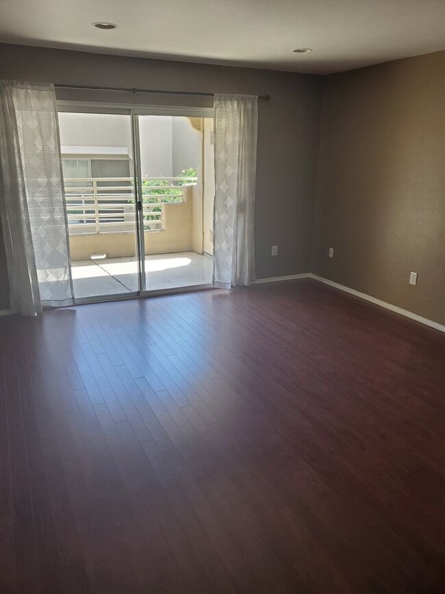 Building Photo - Cute 2 bedroom 2 bath condo