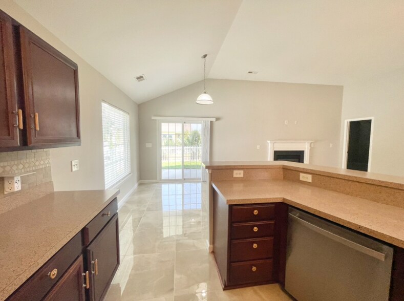 Building Photo - 1196 Great Lakes Cir