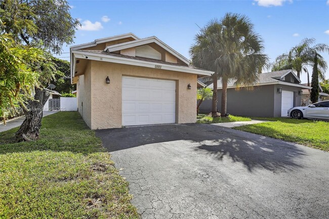 Building Photo - 581 Lakeside Cir