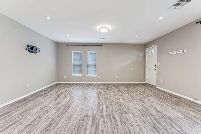 Building Photo - 802 SE 50th St