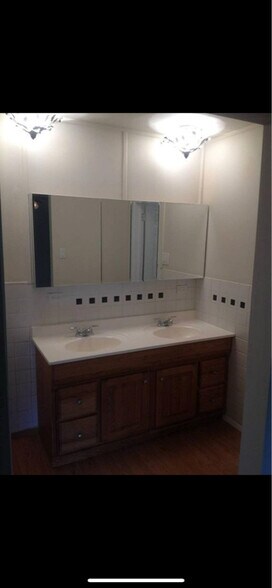Building Photo - 405 Garwood Dr