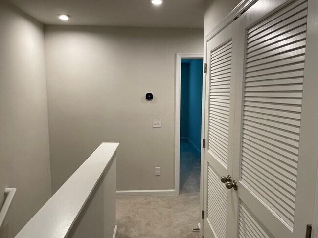 Building Photo - 3 Bedroom 2.5 Bathroom Town House in Middl...