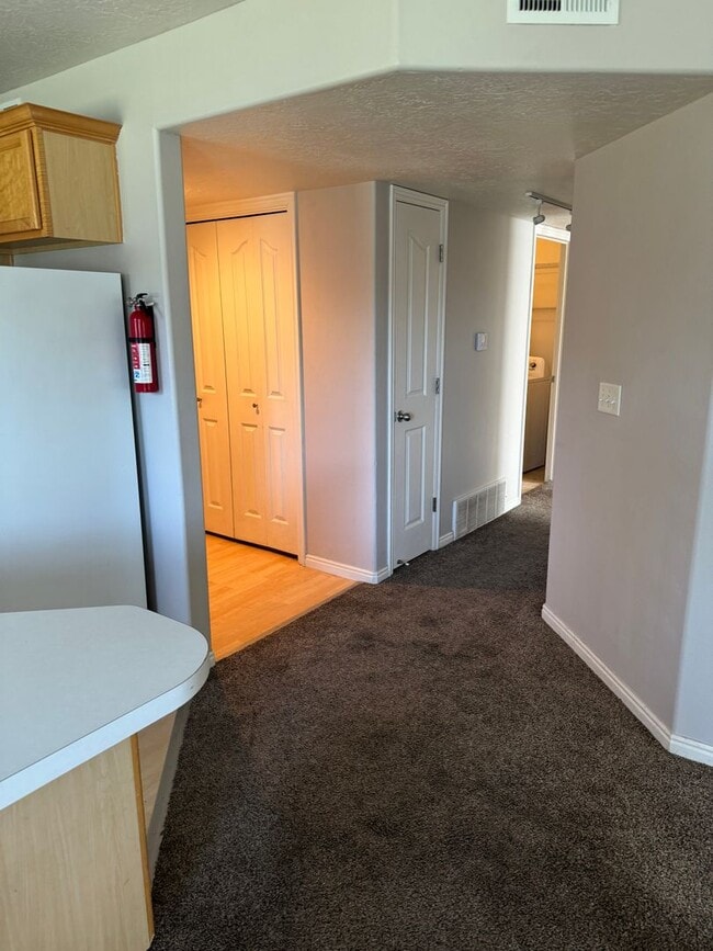 Building Photo - 3 bed 2 bath apartment