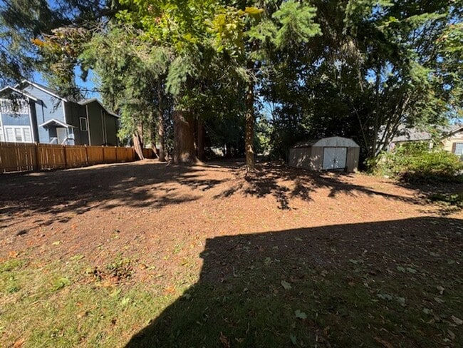 Building Photo - Remodeled Home on 1/2 Acre